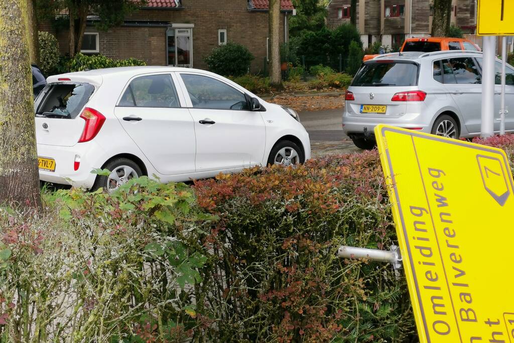 Verkeersbord door achteruit geslagen