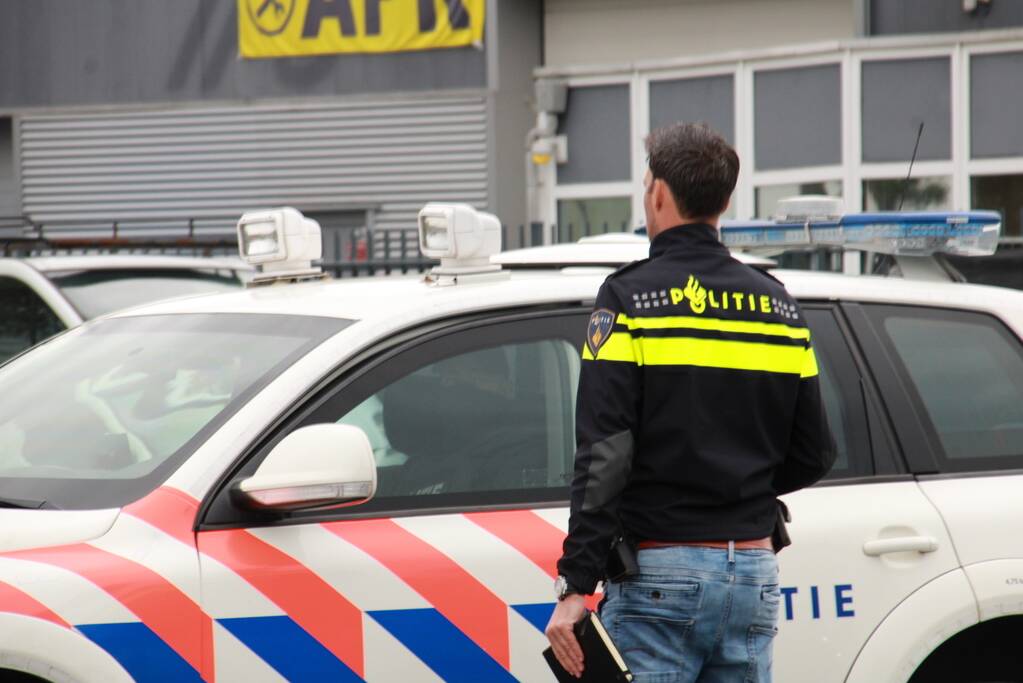 Zwaarbewapende agenten doen inval in bedrijfspand
