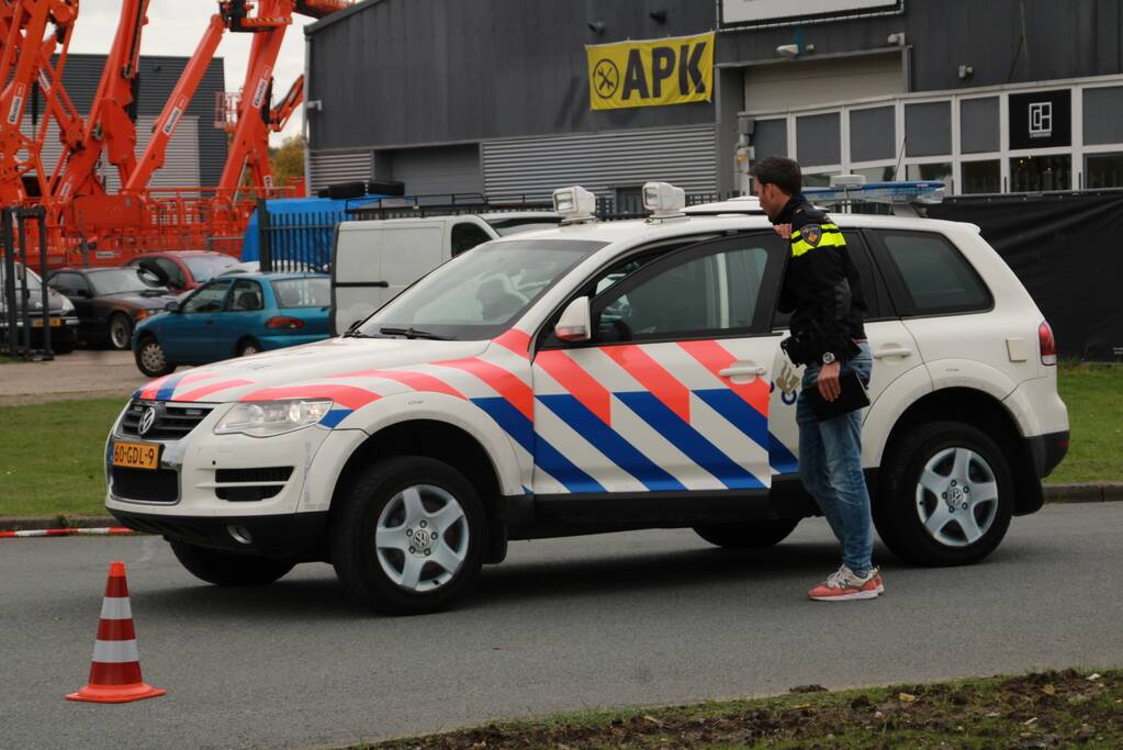 Zwaarbewapende agenten doen inval in bedrijfspand