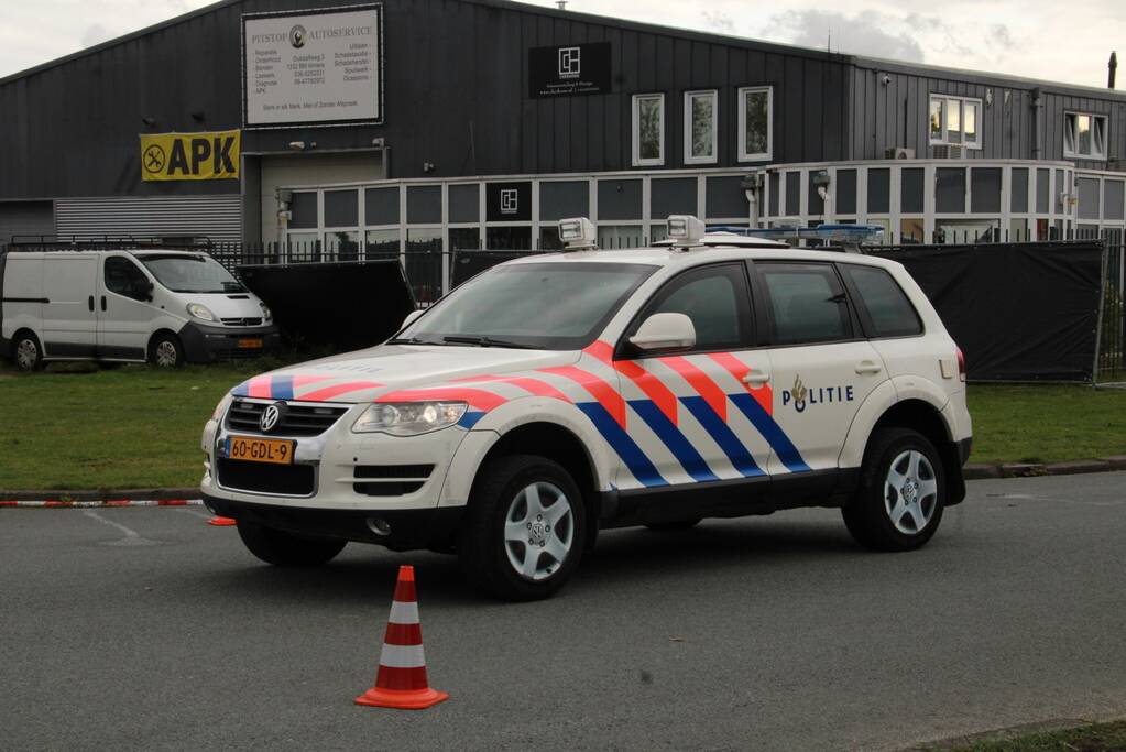 Zwaarbewapende agenten doen inval in bedrijfspand