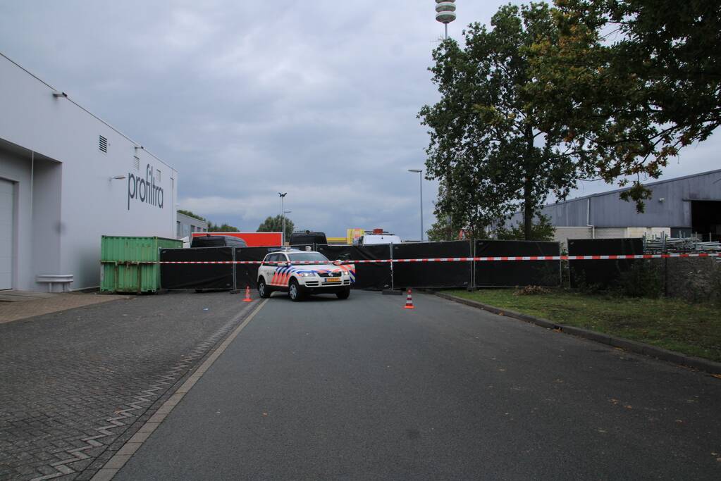 Zwaarbewapende agenten doen inval in bedrijfspand