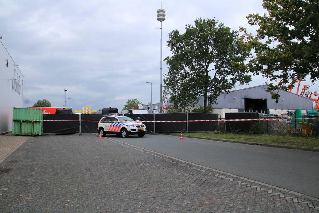 Zwaarbewapende agenten doen inval in bedrijfspand