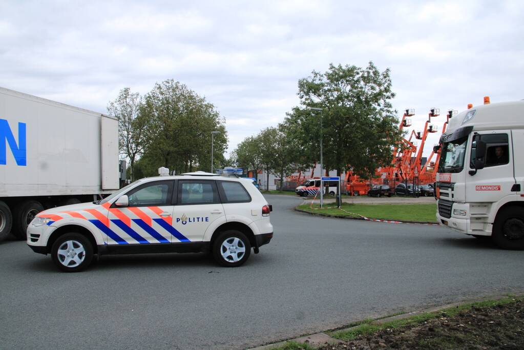 Zwaarbewapende agenten doen inval in bedrijfspand