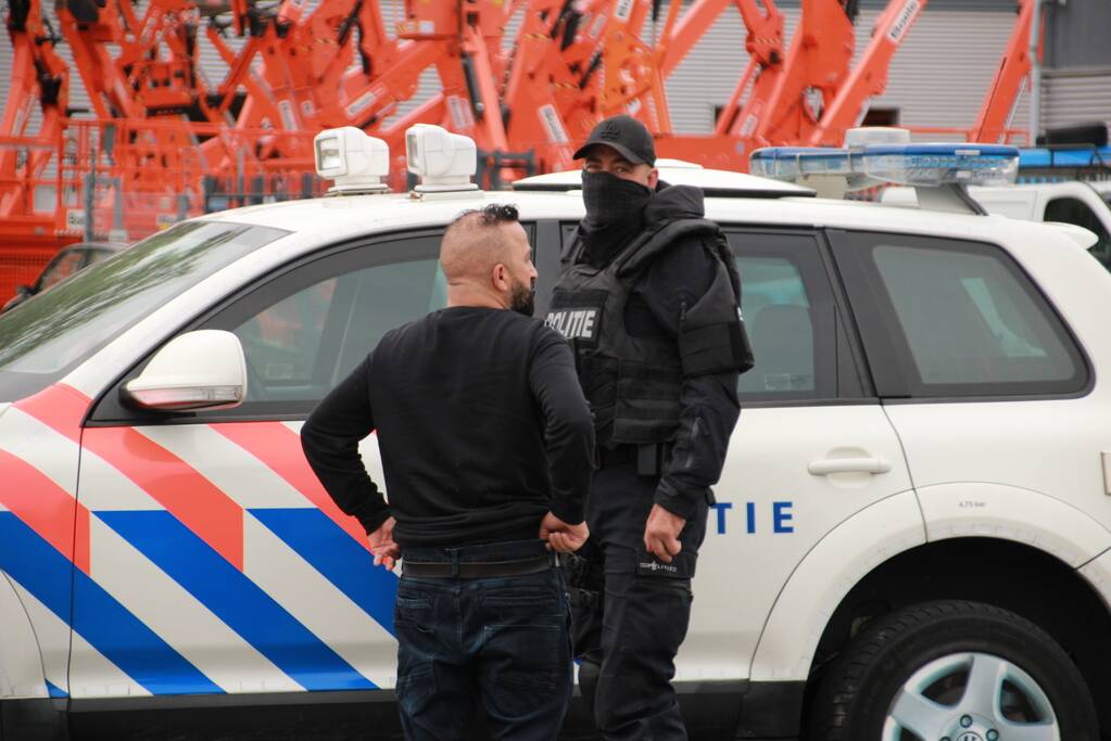 Zwaarbewapende agenten doen inval in bedrijfspand