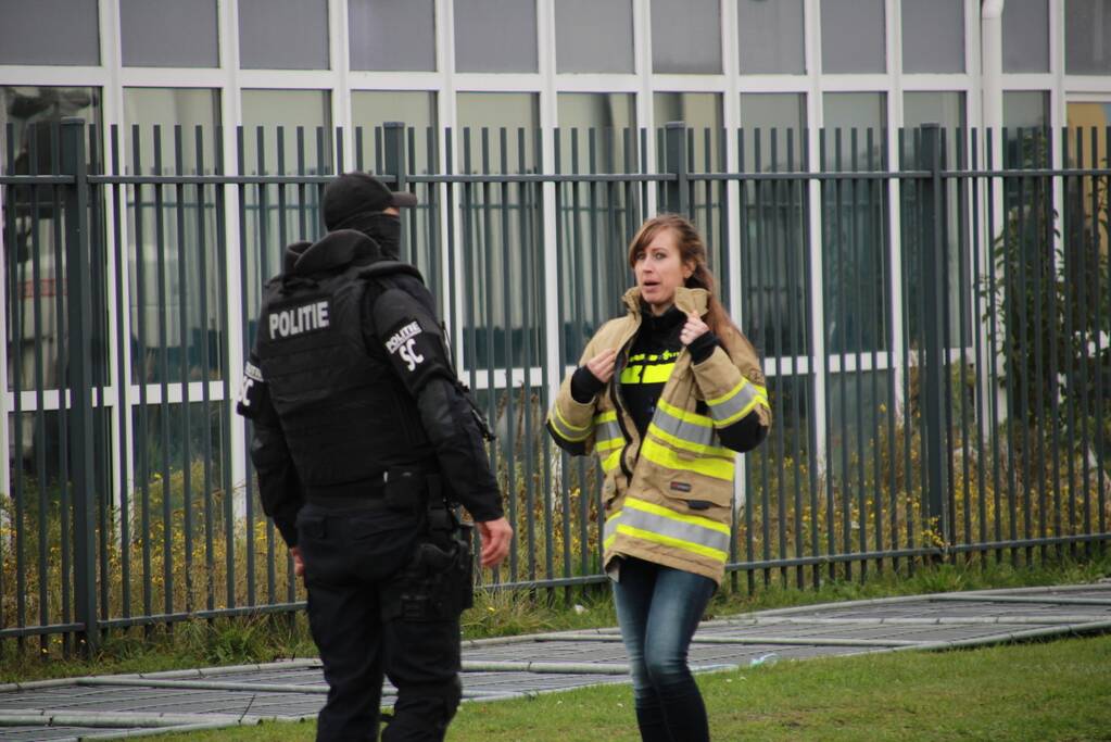 Zwaarbewapende agenten doen inval in bedrijfspand