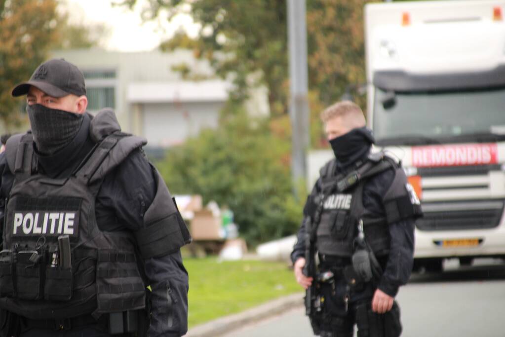 Zwaarbewapende agenten doen inval in bedrijfspand