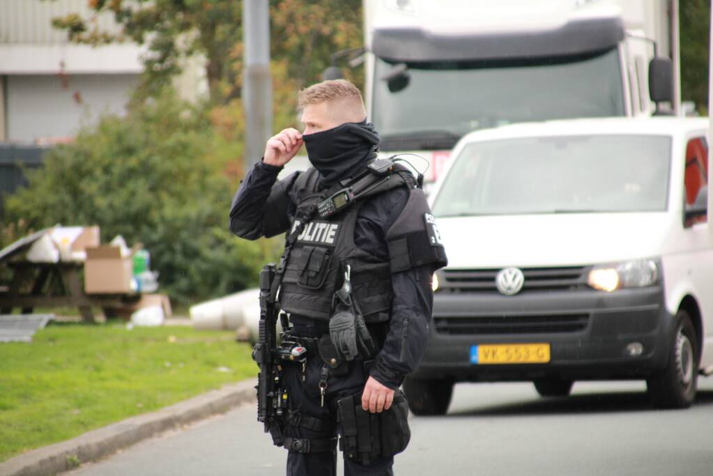 Zwaarbewapende agenten doen inval in bedrijfspand