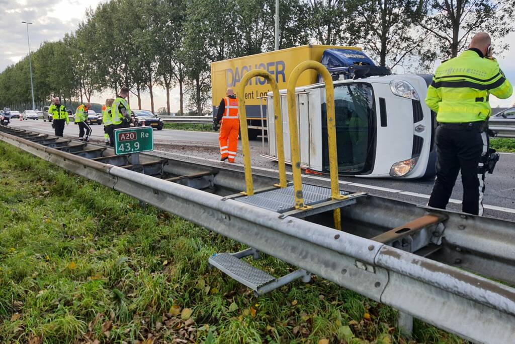 Bestelbus met aanhanger kantelt op snelweg