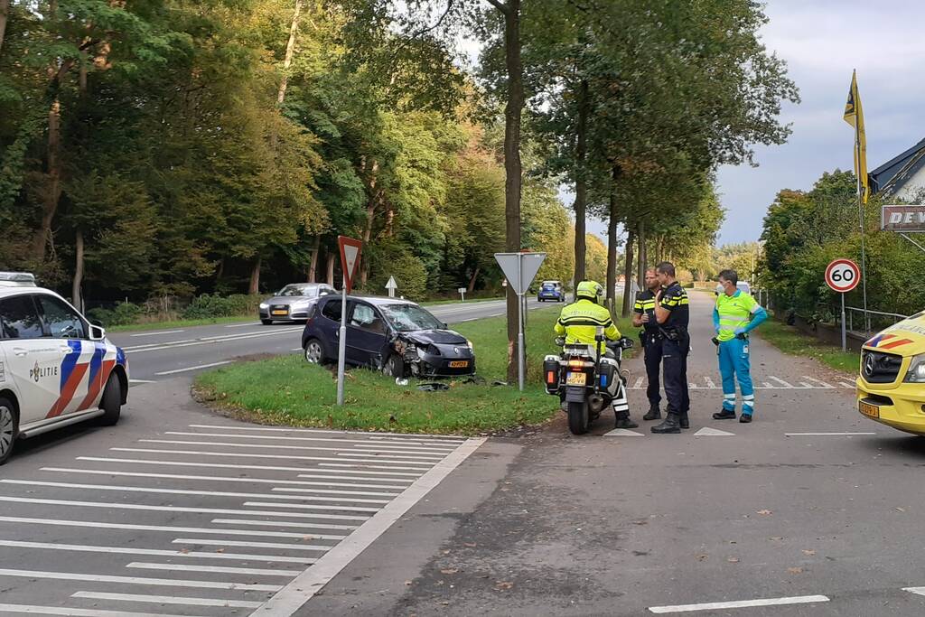 Personenauto knalt tegen boom