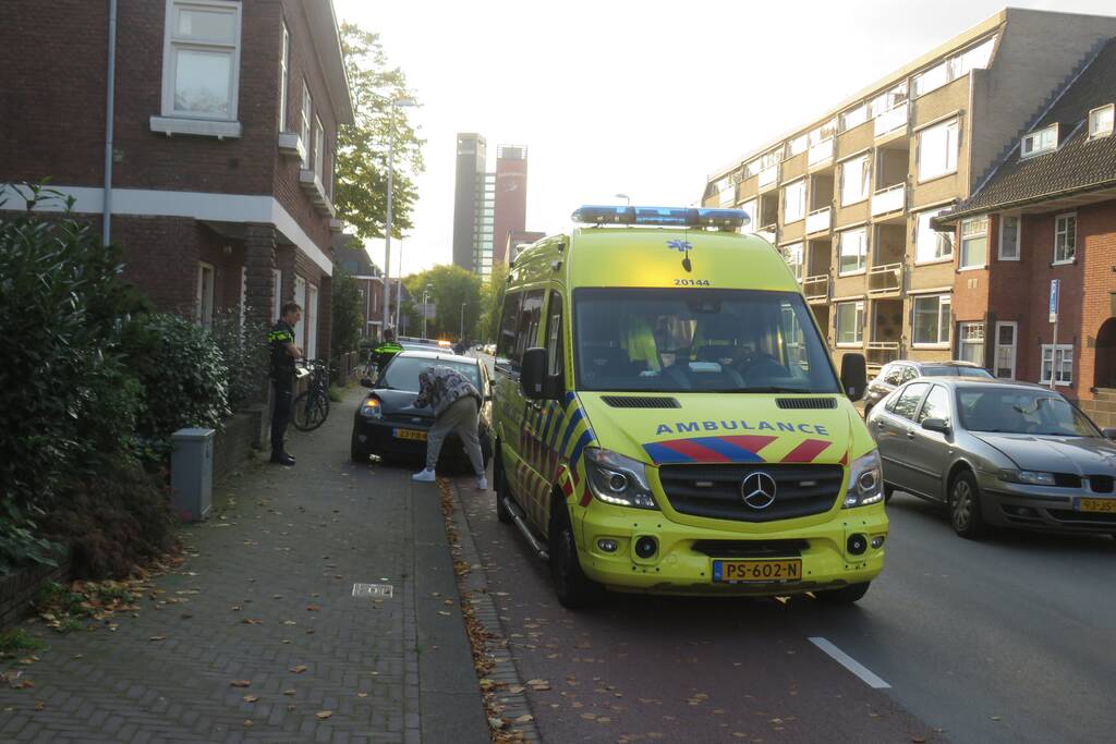 Automobilist mogelijk doorgereden na aanrijding met personenauto