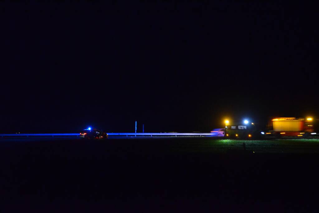 Personenauto in de sloot