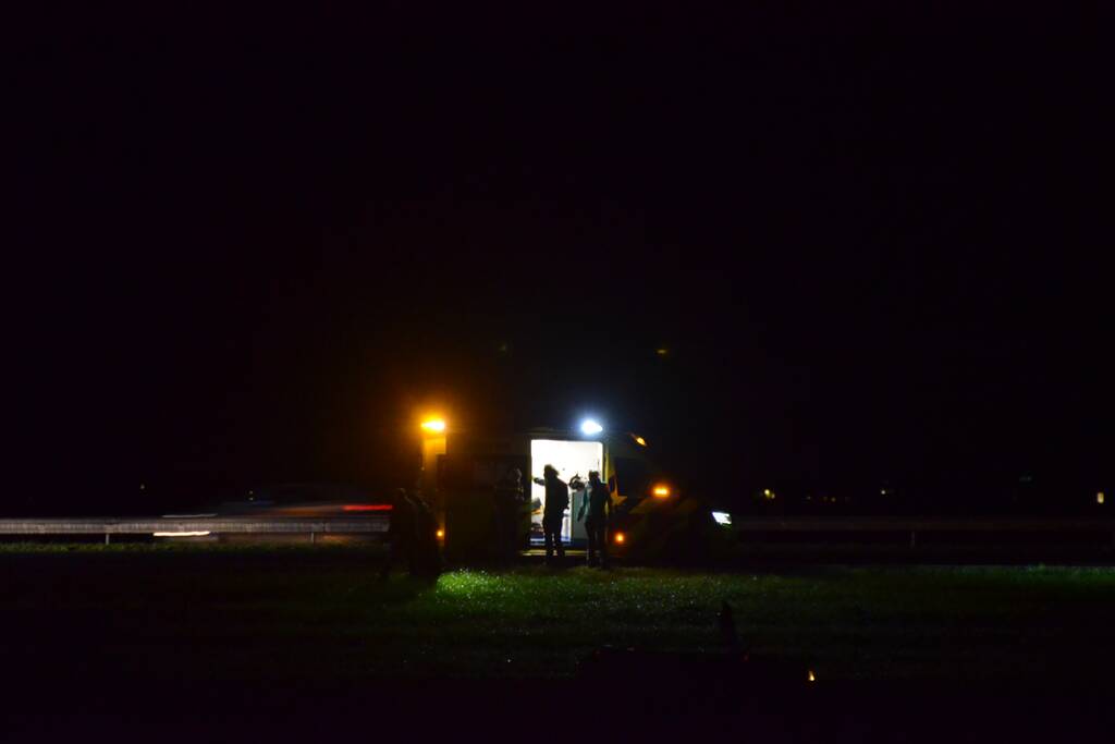 Personenauto in de sloot