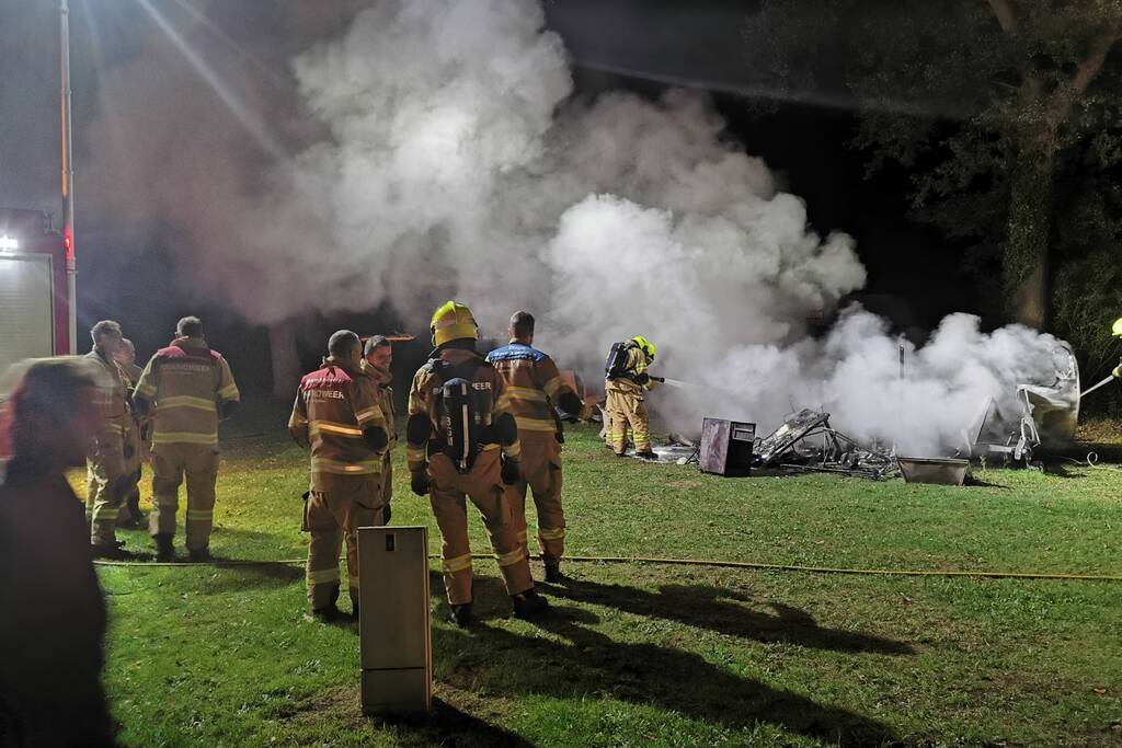 Caravan in brand op vakantiepark