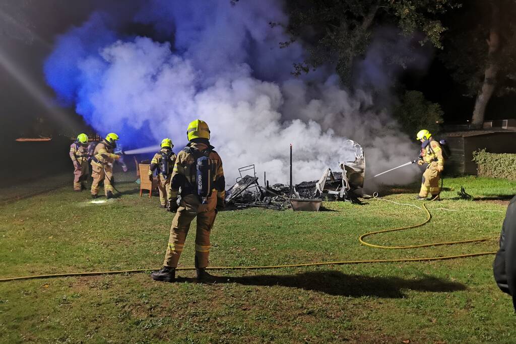 Caravan in brand op vakantiepark