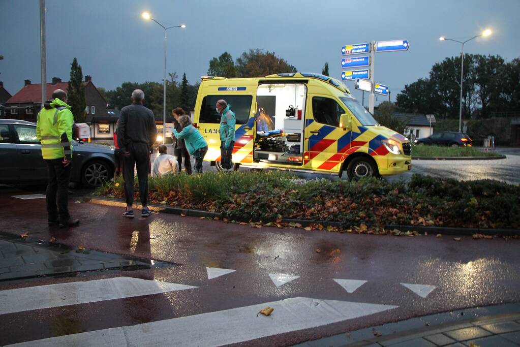 Jonge dame aangereden op rotonde