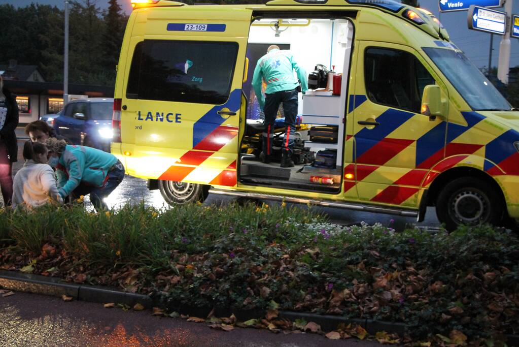 Jonge dame aangereden op rotonde