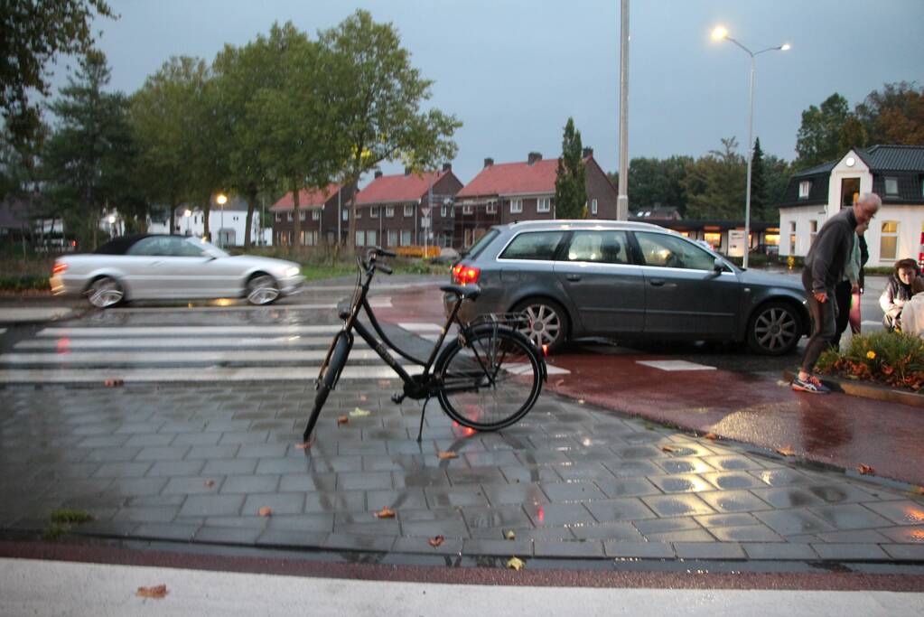 Jonge dame aangereden op rotonde
