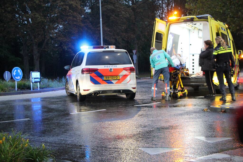 Jonge dame aangereden op rotonde