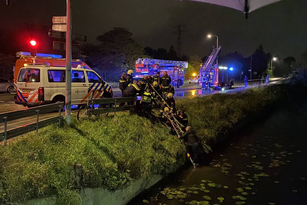Man glijdt uit en valt in het water