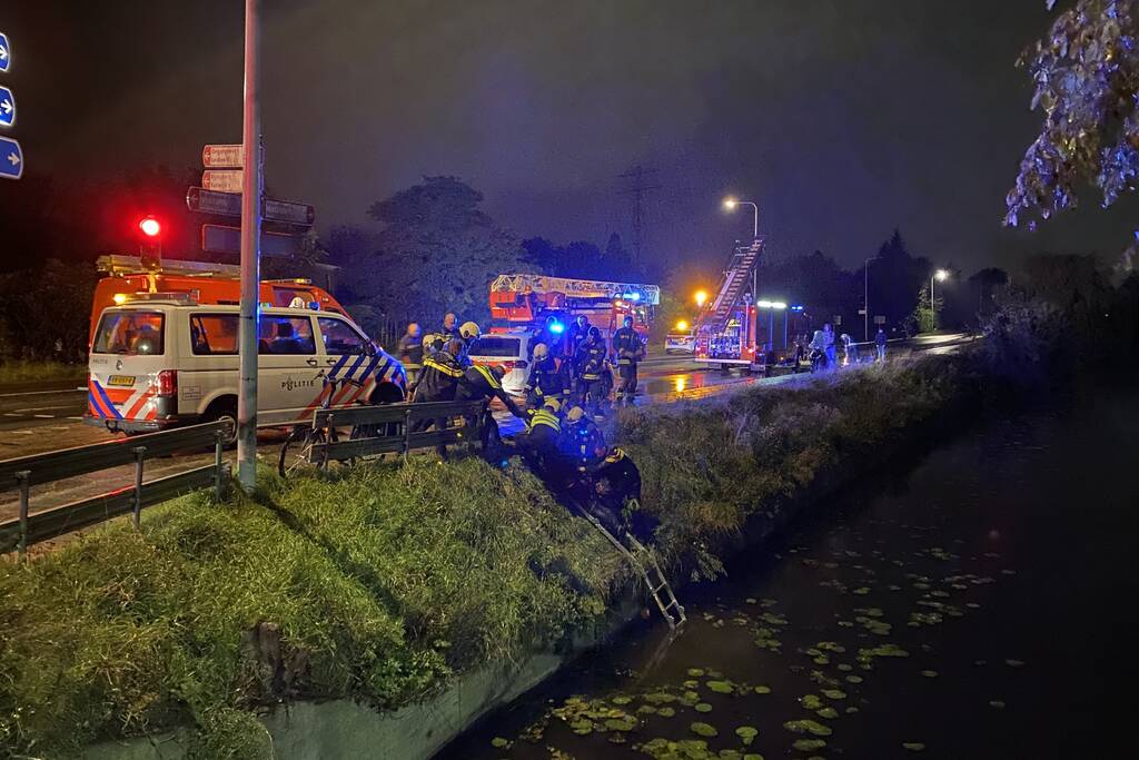 Man glijdt uit en valt in het water