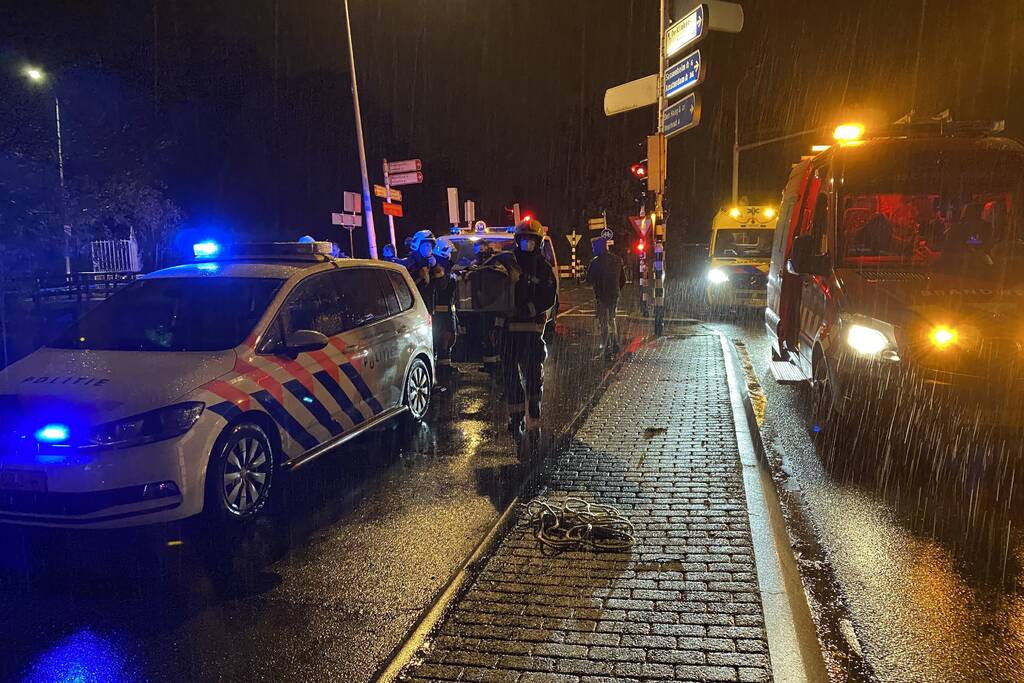 Man glijdt uit en valt in het water