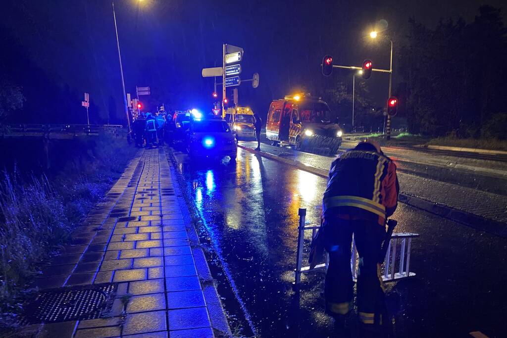 Man glijdt uit en valt in het water