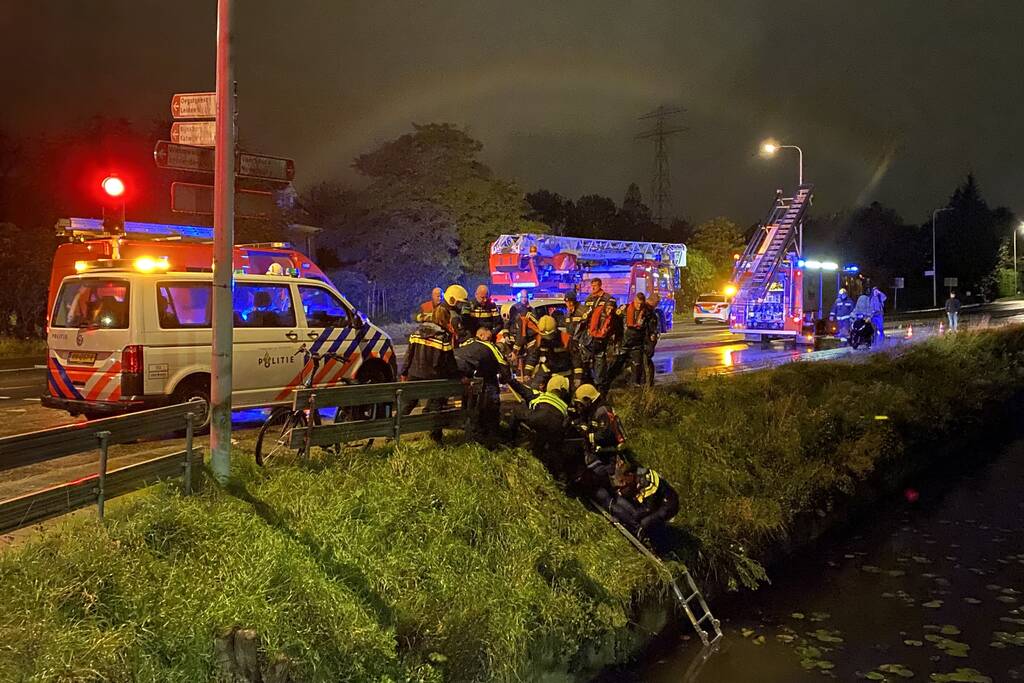 Man glijdt uit en valt in het water