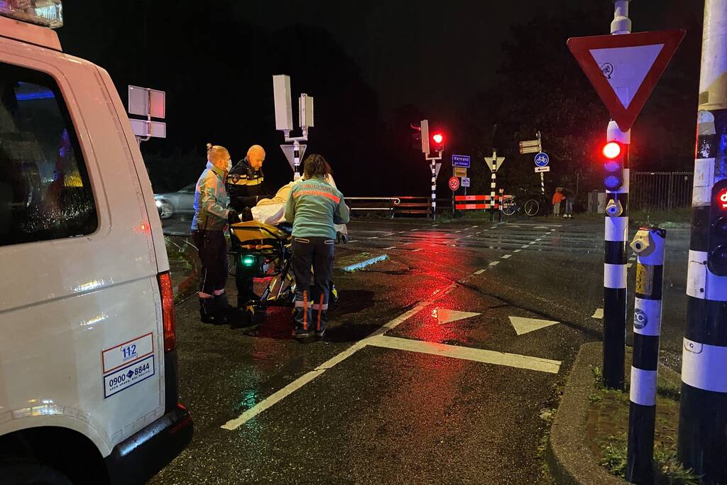 Man glijdt uit en valt in het water