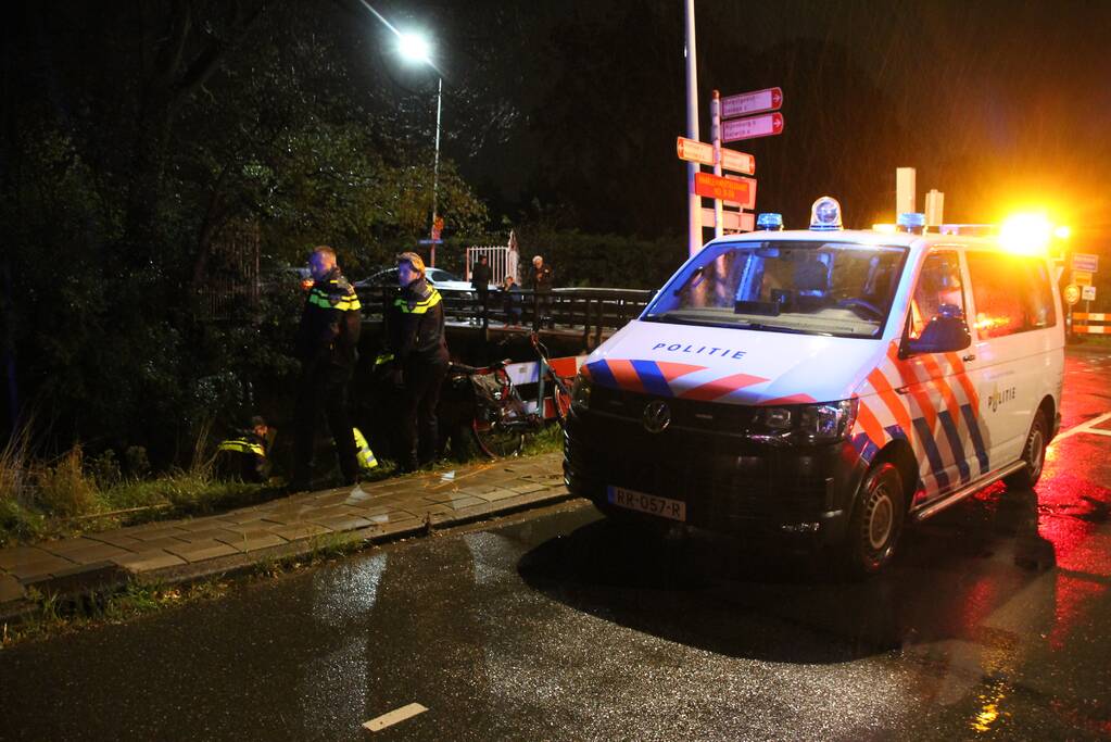 Man glijdt uit en valt in het water