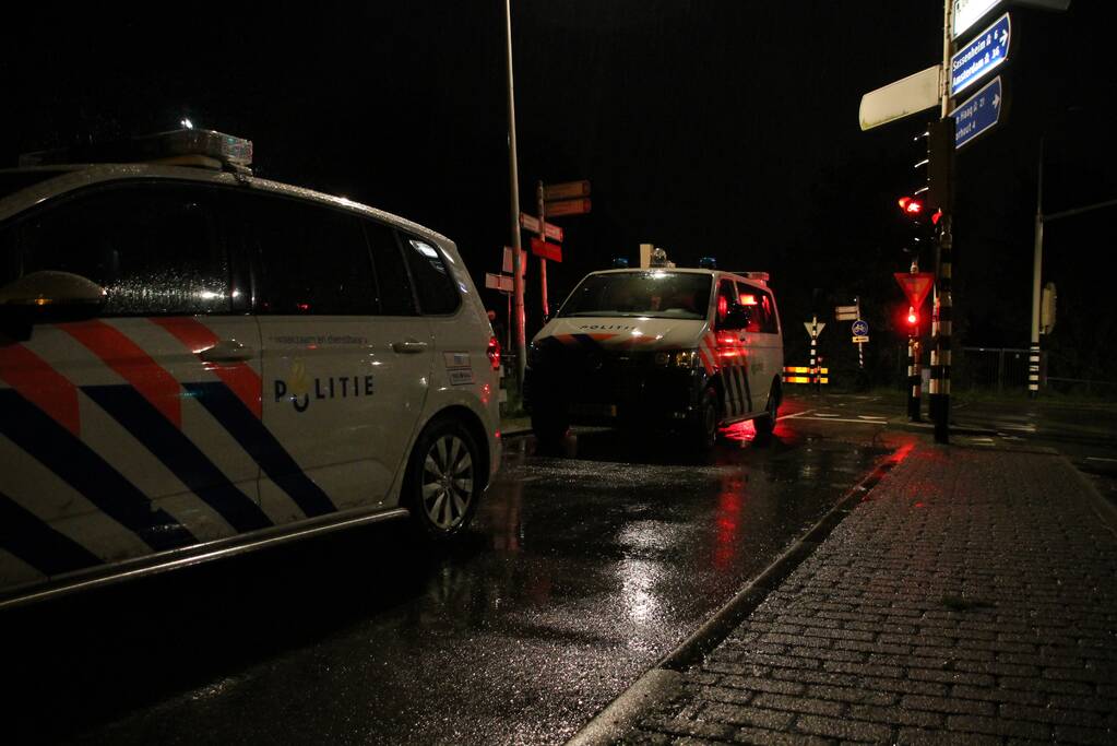 Man glijdt uit en valt in het water