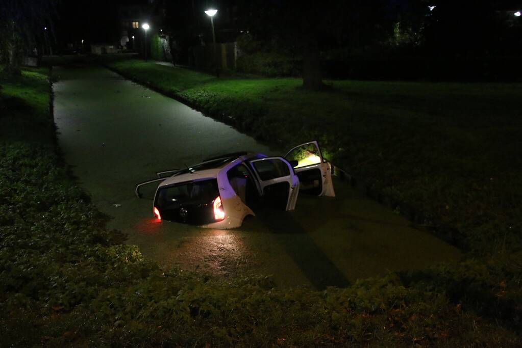 Auto belandt in sloot, bestuurder gered door omstander