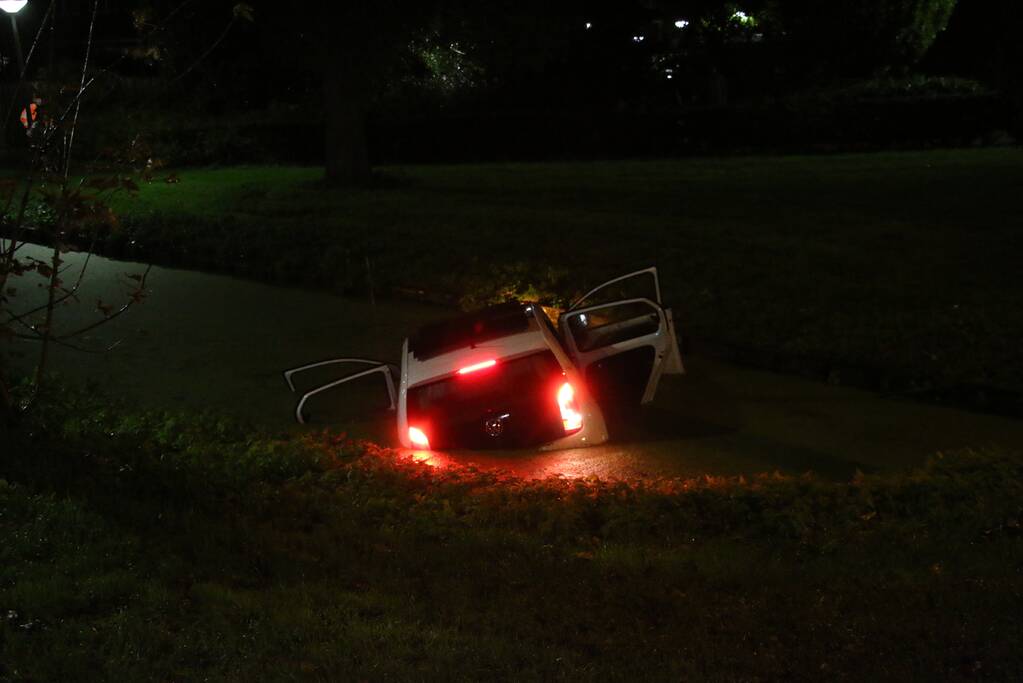 Auto belandt in sloot, bestuurder gered door omstander