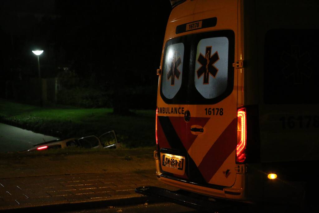 Auto belandt in sloot, bestuurder gered door omstander