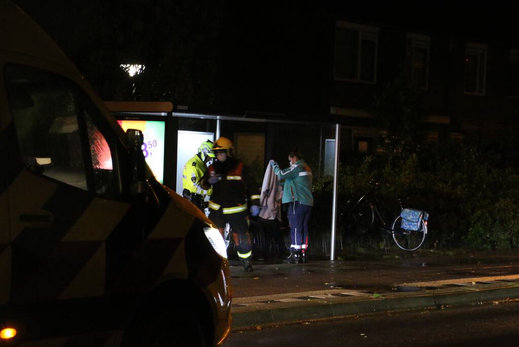 Auto belandt in sloot, bestuurder gered door omstander