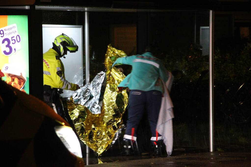 Auto belandt in sloot, bestuurder gered door omstander