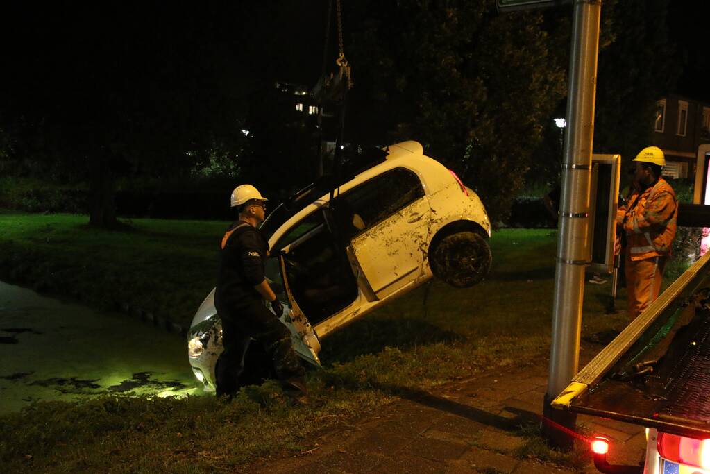 Auto belandt in sloot, bestuurder gered door omstander