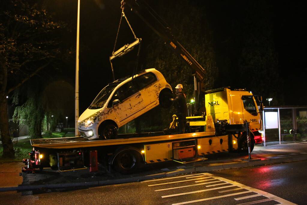 Auto belandt in sloot, bestuurder gered door omstander