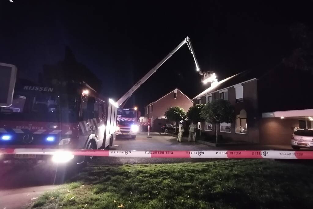 Brand in schoorsteen van woning