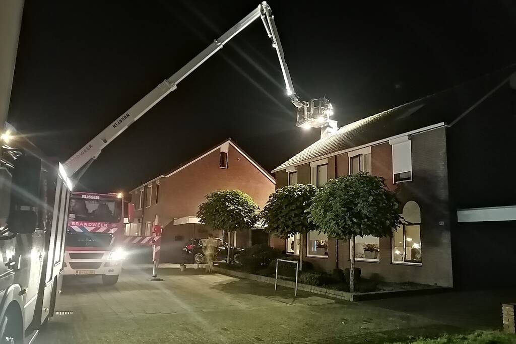 Brand in schoorsteen van woning