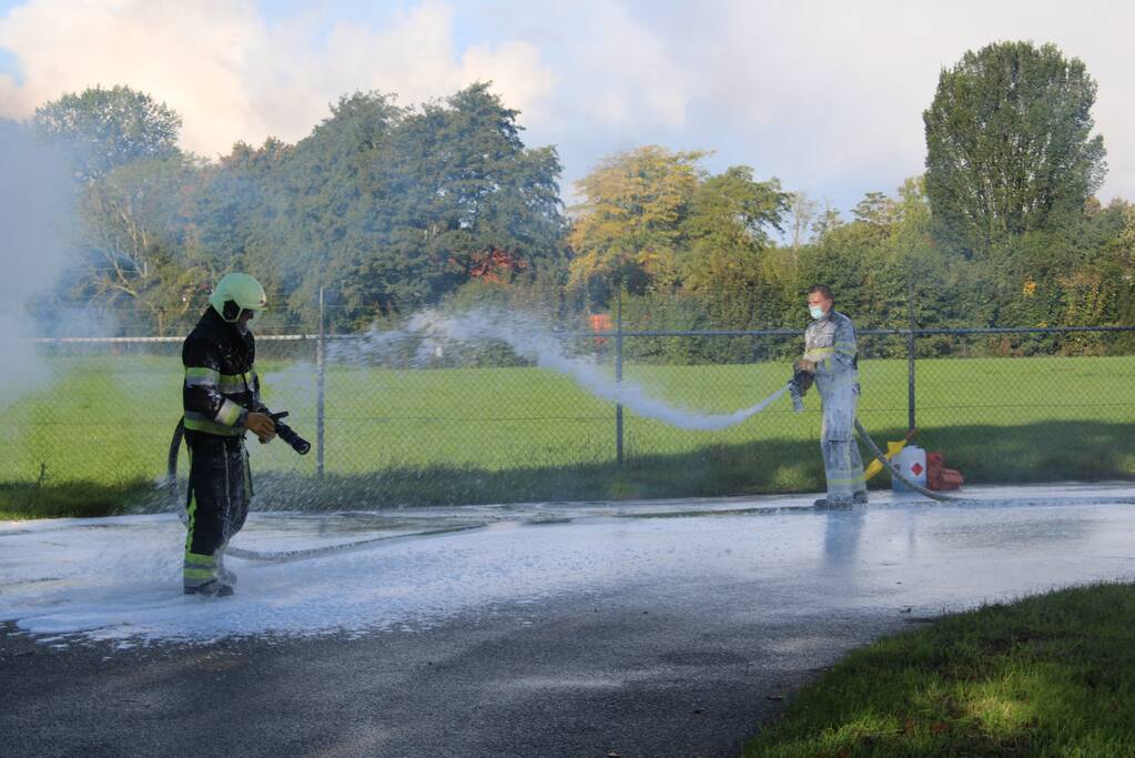 Brand in ton achter tankstation