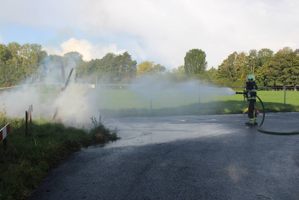 Brand in ton achter tankstation