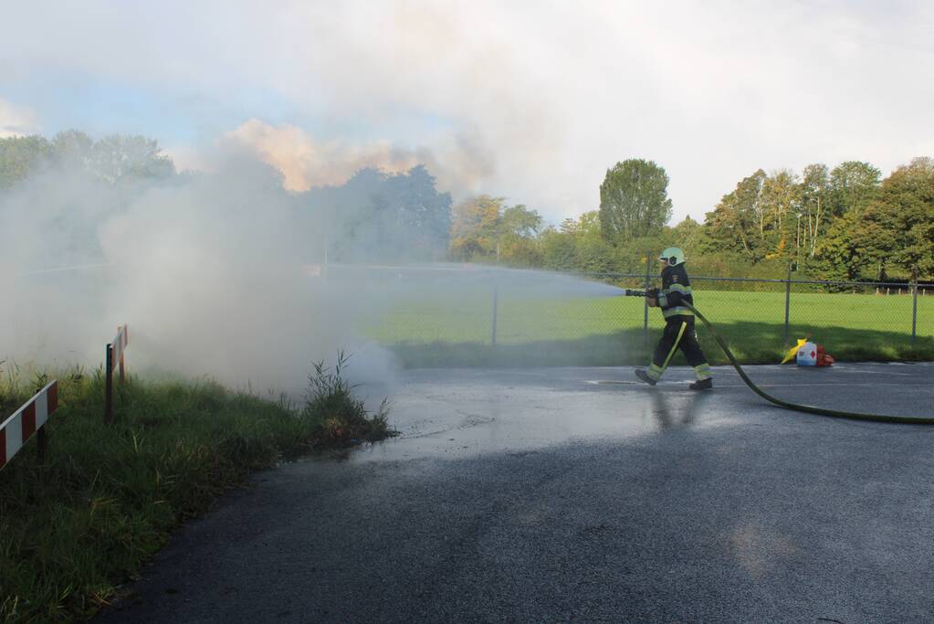 Brand in ton achter tankstation