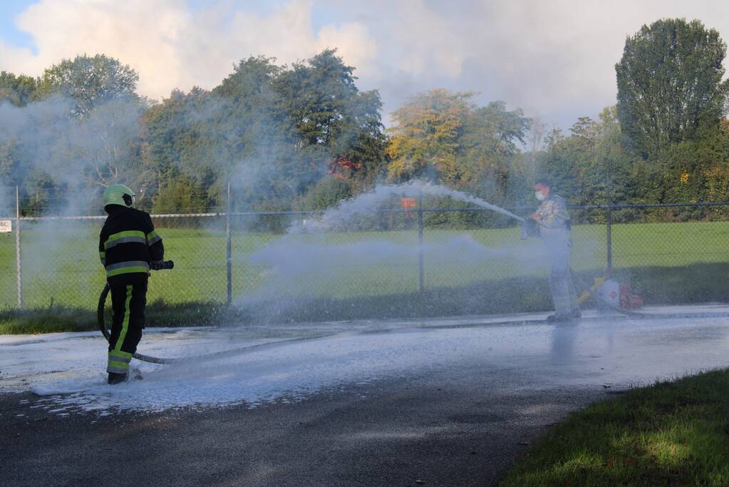 Brand in ton achter tankstation