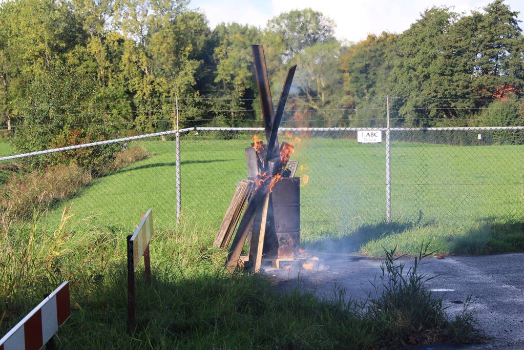 Brand in ton achter tankstation