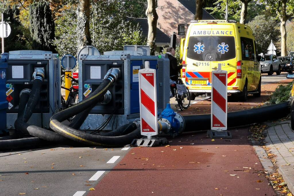 Fietser komt hard ten val door slangen op de weg