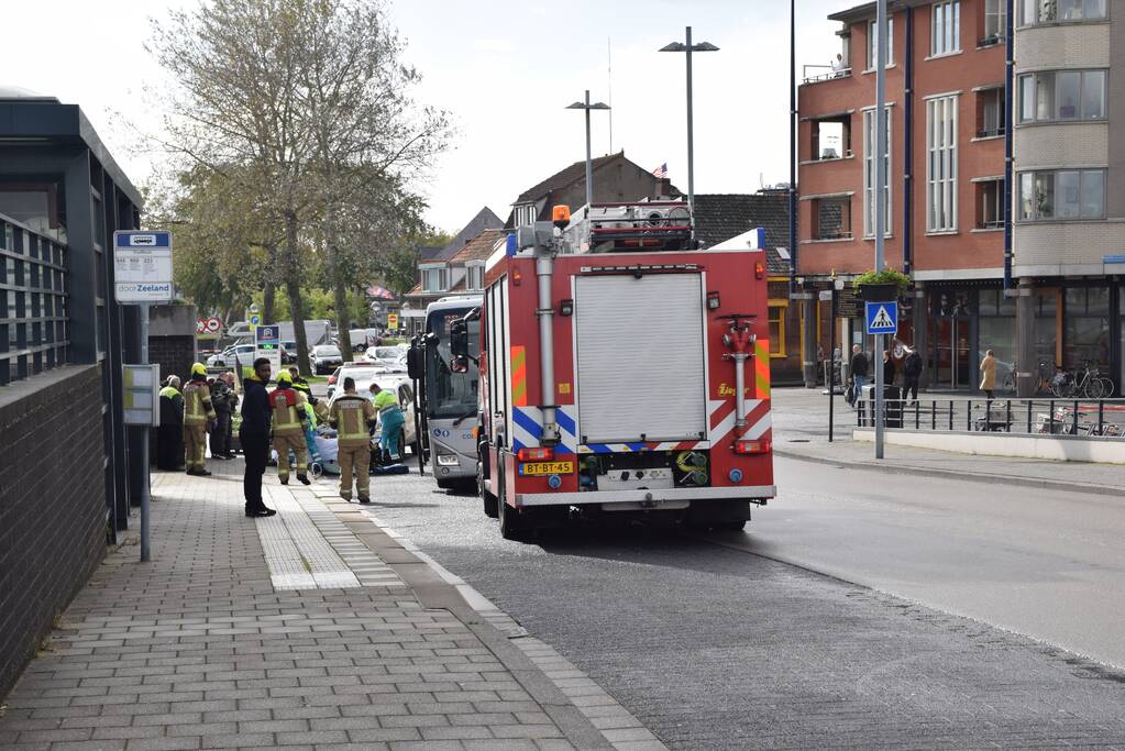 Persoon gewond bij ongeval tussen personenauto en bus