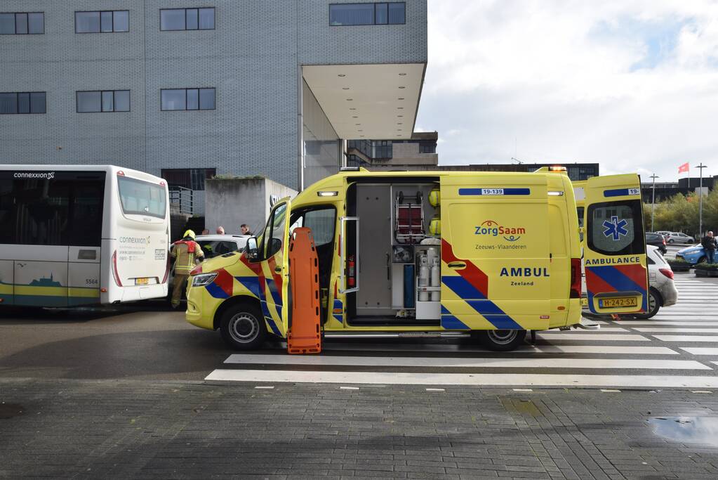 Persoon gewond bij ongeval tussen personenauto en bus
