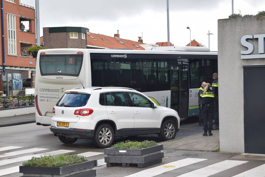 Persoon gewond bij ongeval tussen personenauto en bus