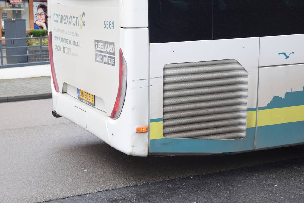 Persoon gewond bij ongeval tussen personenauto en bus