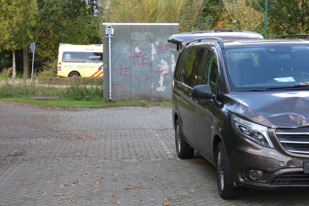 Bestelbus ziet scooterrijder over het hoofd en botst